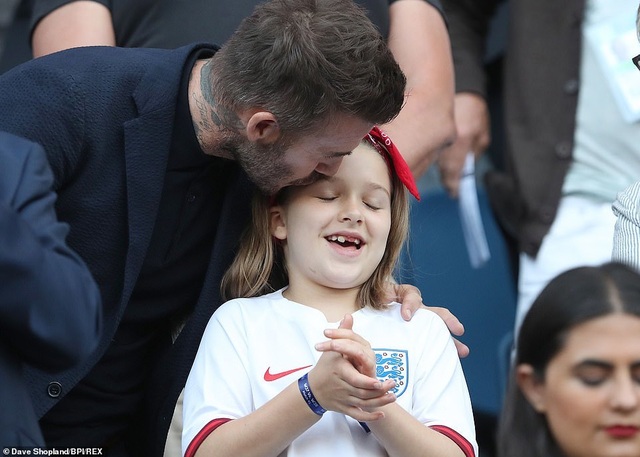 David Beckham đưa con gái nhỏ đi xem đá bóng - 9 David Beckham đưa con gái nhỏ đi xem đá bóng - 9