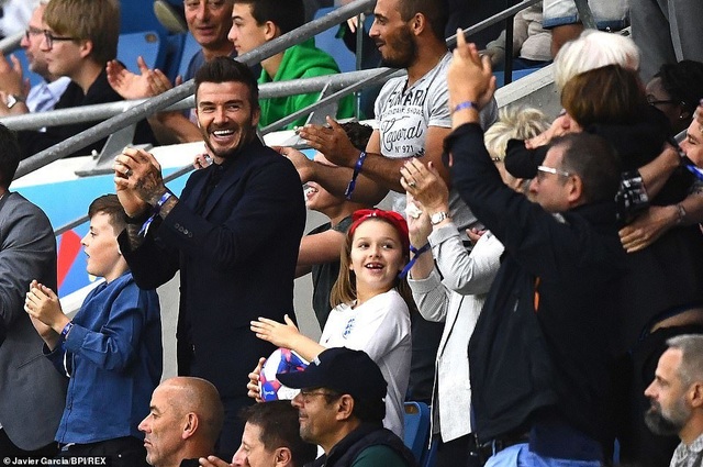 David Beckham đưa con gái nhỏ đi xem đá bóng - 6 David Beckham đưa con gái nhỏ đi xem đá bóng - 6