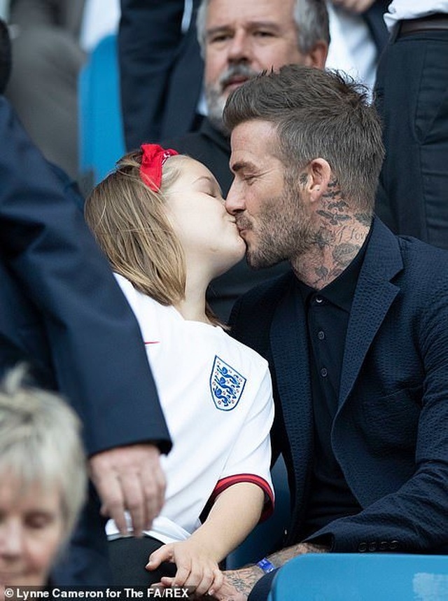 David Beckham đưa con gái nhỏ đi xem đá bóng - 5 David Beckham đưa con gái nhỏ đi xem đá bóng - 5