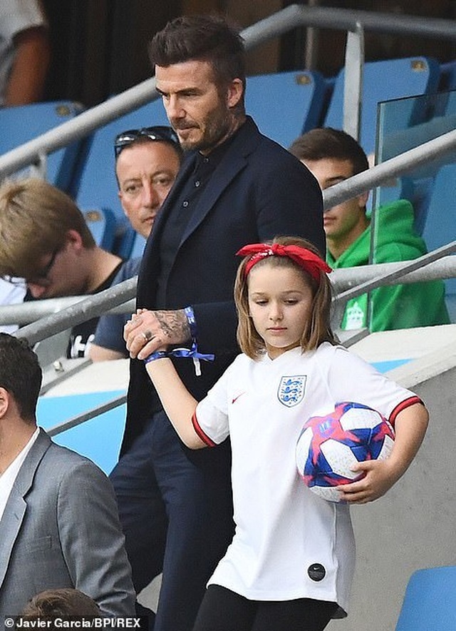 David Beckham đưa con gái nhỏ đi xem đá bóng - 3 David Beckham đưa con gái nhỏ đi xem đá bóng - 3