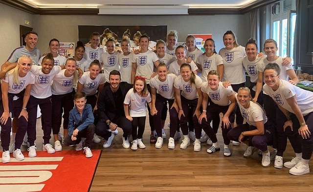David Beckham đưa con gái nhỏ đi xem đá bóng - 8 David Beckham đưa con gái nhỏ đi xem đá bóng - 8