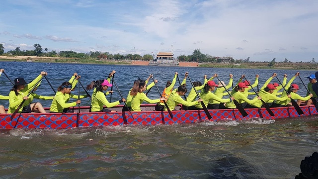 Hơn 200 vận động viên thi tài đua thuyền trên “dòng sông thiêng” Thạch Hãn - 2 Hơn 200 vận động viên thi tài đua thuyền trên “dòng sông thiêng” Thạch Hãn - 2