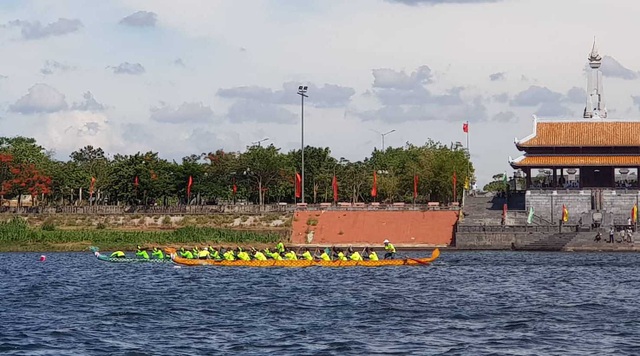 Hơn 200 vận động viên thi tài đua thuyền trên “dòng sông thiêng” Thạch Hãn - 4 Hơn 200 vận động viên thi tài đua thuyền trên “dòng sông thiêng” Thạch Hãn - 4