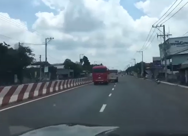 Phạt tiền, tước giấy phép lái xe hai tài xế xe khách rượt đuổi nhau trên quốc lộ - 1 Phạt tiền, tước giấy phép lái xe hai tài xế xe khách rượt đuổi nhau trên quốc lộ - 1