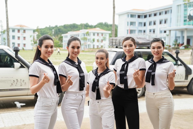 Thiếu uý 9x và dàn người đẹp tặng sách tới chiến sĩ trẻ vùng biển Tây Nam - 7 Thiếu uý 9x và dàn người đẹp tặng sách tới chiến sĩ trẻ vùng biển Tây Nam - 7