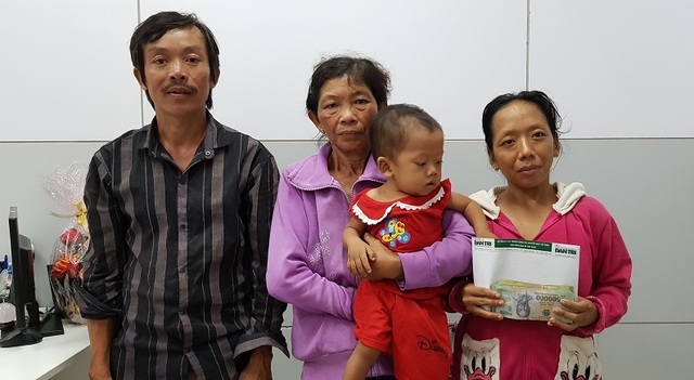 Hơn 112 triệu đồng của bạn đọc Dân trí đến với cháu bé bị bệnh tim - 3 Hơn 112 triệu đồng của bạn đọc Dân trí đến với cháu bé bị bệnh tim - 3