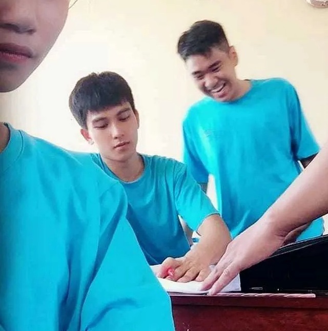 Ảnh nam sinh Nam Định tươi cười sau kỳ thi đốn tim phái nữ - 4 Ảnh nam sinh Nam Định tươi cười sau kỳ thi đốn tim phái nữ - 4