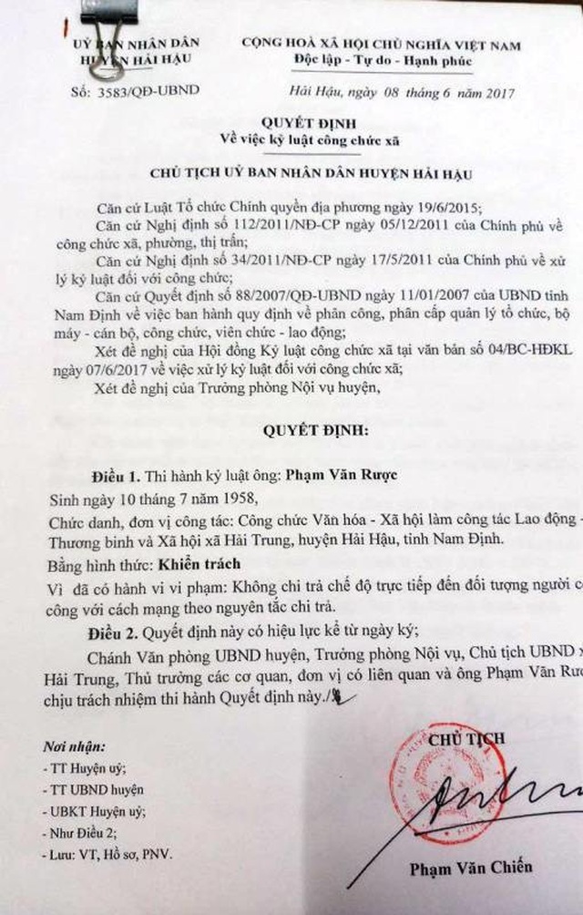 Cán bộ xã giả mạo giấy tờ lĩnh hộ tiền chính sách của dân chỉ bị... khiển trách (?!) - 3 Cán bộ xã giả mạo giấy tờ lĩnh hộ tiền chính sách của dân chỉ bị... khiển trách (?!) - 3