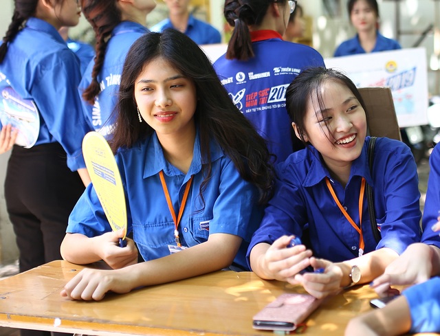 Nụ cười tình nguyện “hạ nhiệt” trường thi THPT quốc gia 2019 - 12