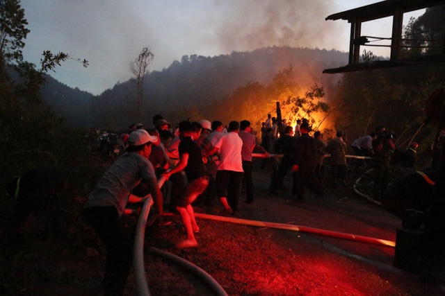 Hàng trăm người căng mình chữa cháy ở khu rừng cuồn cuộn lửa trong đêm - 4