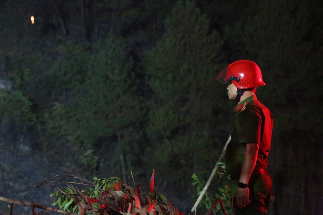 Hàng trăm người căng mình chữa cháy ở khu rừng cuồn cuộn lửa trong đêm - 10