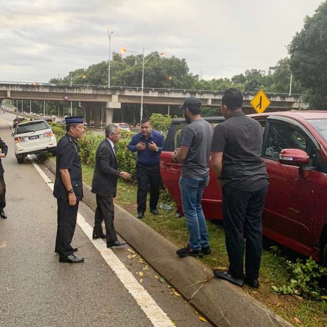 Ảnh Nhà vua Malaysia dừng đoàn xe giúp người gặp tai nạn gây “sốt”