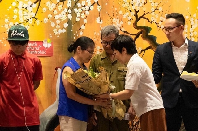 MC Thảo Vân bật khóc khi nhận món quà bất ngờ từ bố mẹ chồng cũ - 5 MC Thảo Vân bật khóc khi nhận món quà bất ngờ từ bố mẹ chồng cũ - 5