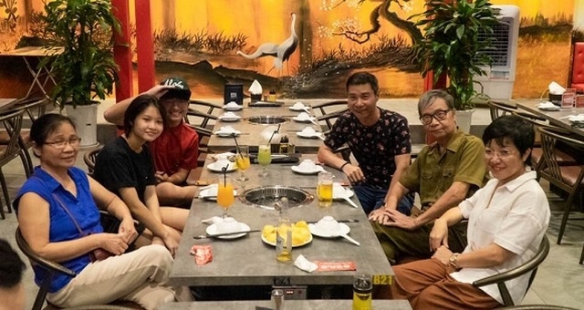 MC Thảo Vân bật khóc khi nhận món quà bất ngờ từ bố mẹ chồng cũ - 1 MC Thảo Vân bật khóc khi nhận món quà bất ngờ từ bố mẹ chồng cũ - 1