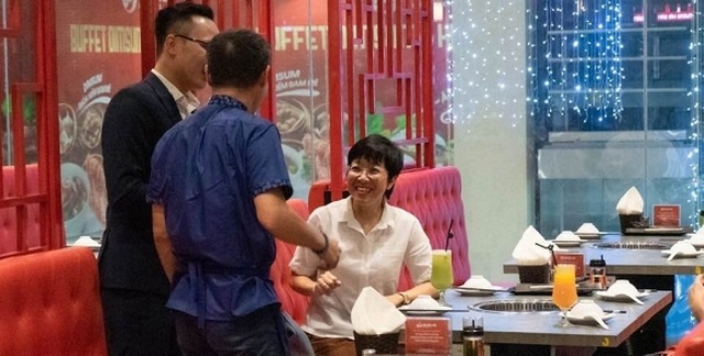 MC Thảo Vân bật khóc khi nhận món quà bất ngờ từ bố mẹ chồng cũ - 2 MC Thảo Vân bật khóc khi nhận món quà bất ngờ từ bố mẹ chồng cũ - 2