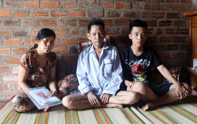 Bạn đọc Dân trí giúp đỡ gia đình nam sinh nghỉ học giữa chừng vì bố mẹ đổ bệnh ung thư - 2 Bạn đọc Dân trí giúp đỡ gia đình nam sinh nghỉ học giữa chừng vì bố mẹ đổ bệnh ung thư - 2