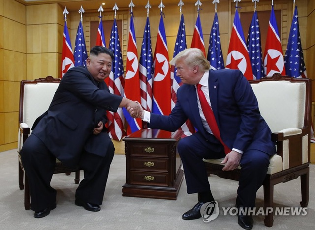 Bước chân “lịch sử” và những bất ngờ trong cuộc gặp Trump-Kim tại DMZ - 1