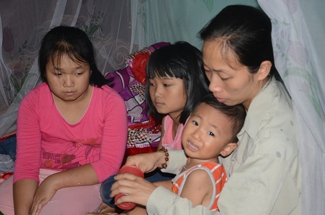 Bạn đọc Dân trí giúp đỡ 4 mẹ con nheo nhóc ôm món nợ khủng sau cái chết của chồng hơn 97 triệu đồng. - 1 Bạn đọc Dân trí giúp đỡ 4 mẹ con nheo nhóc ôm món nợ khủng sau cái chết của chồng hơn 97 triệu đồng. - 1