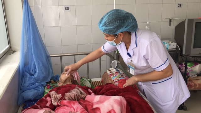 Đà Nẵng: Một cụ bà được bạn đọc Dân trí giúp đỡ đã qua đời trong bệnh viện - 1 Đà Nẵng: Một cụ bà được bạn đọc Dân trí giúp đỡ đã qua đời trong bệnh viện - 1