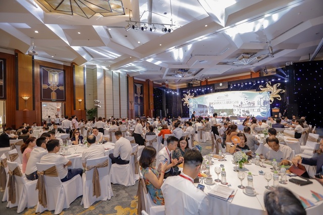 Hàng trăm nhà đầu tư Hà Nội “đón sóng” BĐS Hạ Long với Shophouse Europe - 1 Hàng trăm nhà đầu tư Hà Nội “đón sóng” BĐS Hạ Long với Shophouse Europe - 1