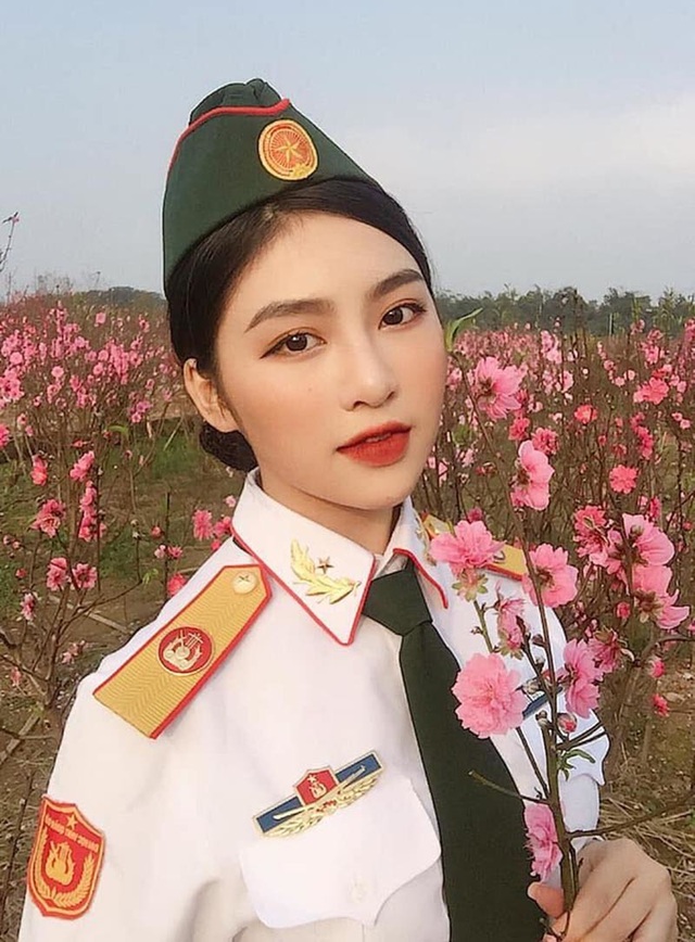 “Hot girl quân phục” nổi bật trong mùa thi vừa qua - 3 “Hot girl quân phục” nổi bật trong mùa thi vừa qua - 3