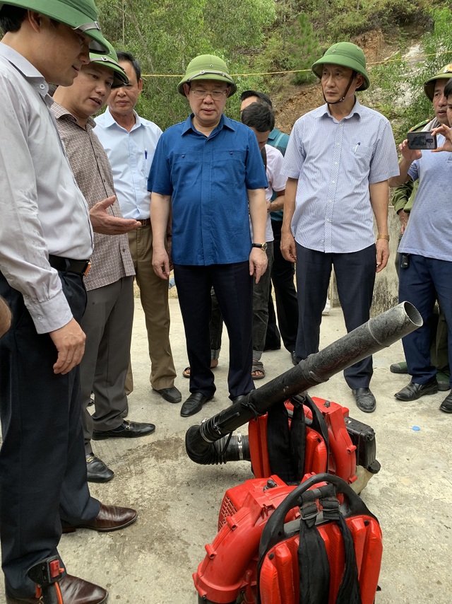 Vì sao không huy động trực thăng dập đám cháy rừng kinh hoàng tại Hà Tĩnh? - 4 Vì sao không huy động trực thăng dập đám cháy rừng kinh hoàng tại Hà Tĩnh? - 4