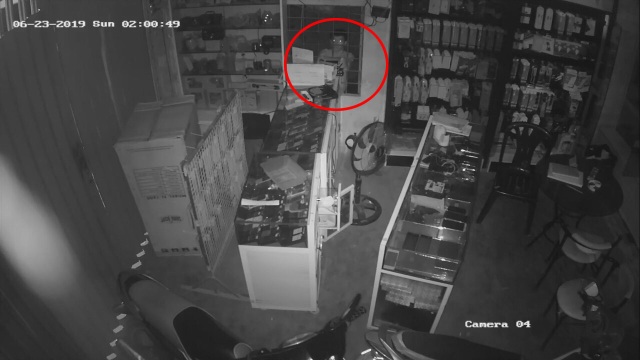 Tên trộm cuỗm sạch điện thoại trong cửa hàng Tên trộm cuỗm sạch điện thoại trong cửa hàng