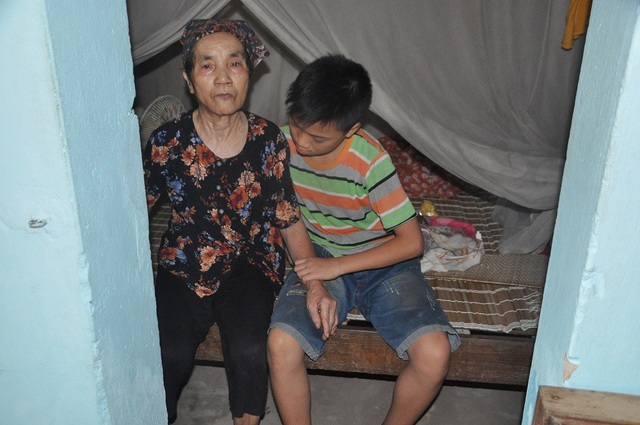 Tội nghiệp cậu bé lớp 8 mồ côi, khóc van xin bà đừng chết - 2 Tội nghiệp cậu bé lớp 8 mồ côi, khóc van xin bà đừng chết - 2