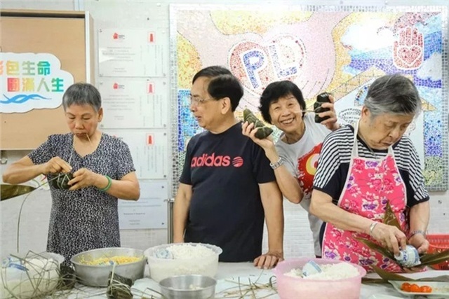 Hội bạn thân lớn tuổi tự thuê biệt thự để sống cùng nhau đến cuối đời! - 8 Hội bạn thân lớn tuổi tự thuê biệt thự để sống cùng nhau đến cuối đời! - 8