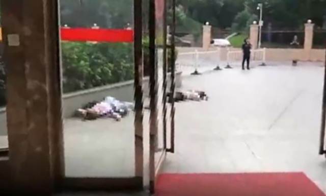 Đang gọi điện thoại, cô gái “bất tỉnh nhân sự” vì bị người nhảy lầu rơi trúng! - 1 Đang gọi điện thoại, cô gái “bất tỉnh nhân sự” vì bị người nhảy lầu rơi trúng! - 1