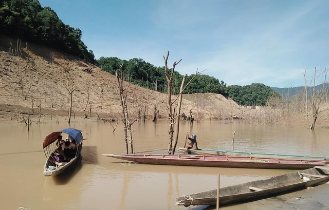 Hồ thủy điện lớn bậc nhất Bắc Miền Trung cạn trơ đáy, hoang tàn như vùng đất chết - 7