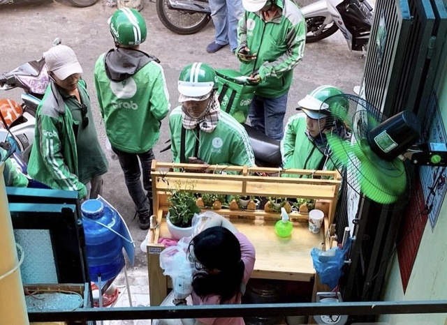 Khi bánh tráng trộn, bún nem nướng… lề đường “rủ nhau” lên ứng dụng - 2 Khi bánh tráng trộn, bún nem nướng… lề đường “rủ nhau” lên ứng dụng - 2