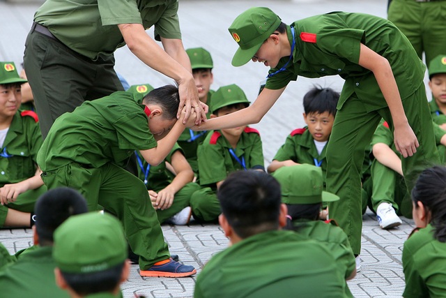 Công an Hà Nội dạy trẻ em ứng phó tình huống bắt cóc, xâm hại - 11 Công an Hà Nội dạy trẻ em ứng phó tình huống bắt cóc, xâm hại - 11