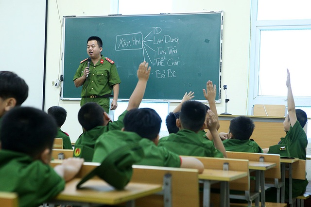 Công an Hà Nội dạy trẻ em ứng phó tình huống bắt cóc, xâm hại - 2 Công an Hà Nội dạy trẻ em ứng phó tình huống bắt cóc, xâm hại - 2