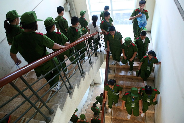 Công an Hà Nội dạy trẻ em ứng phó tình huống bắt cóc, xâm hại - 4 Công an Hà Nội dạy trẻ em ứng phó tình huống bắt cóc, xâm hại - 4