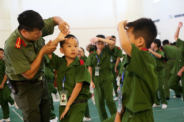 Công an Hà Nội dạy trẻ em ứng phó tình huống bắt cóc, xâm hại - 6 Công an Hà Nội dạy trẻ em ứng phó tình huống bắt cóc, xâm hại - 6