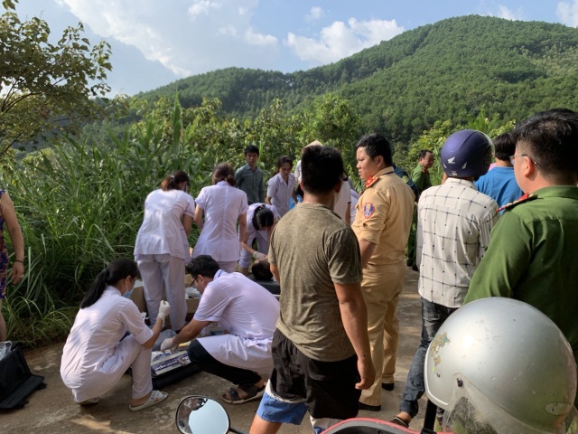 Xe khách rơi xuống vực, 1 người chết, nhiều người bị thương - 1 Xe khách rơi xuống vực, 1 người chết, nhiều người bị thương - 1