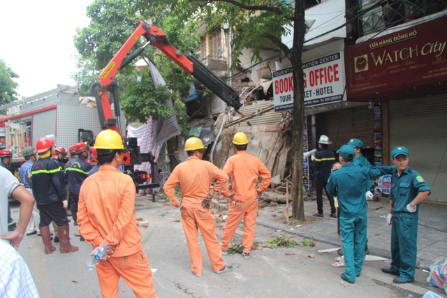 Cận cảnh ngôi nhà 2 tầng bị sập trên phố Hàng Bông - 8 Cận cảnh ngôi nhà 2 tầng bị sập trên phố Hàng Bông - 8