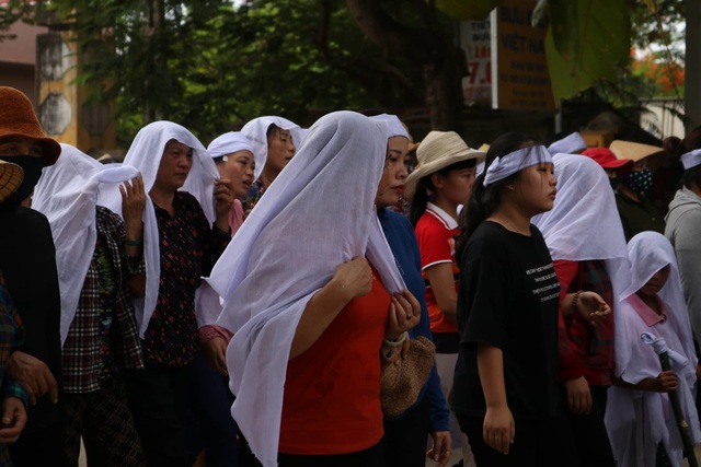 Tiễn đưa 1 ngư dân tử nạn, ngóng trông 9 người đang biệt tích... - 3