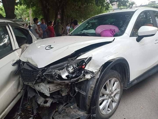 Kinh hãi khoảnh khắc Mazda CX-5 băng sang đường tông hàng loạt xe - 1