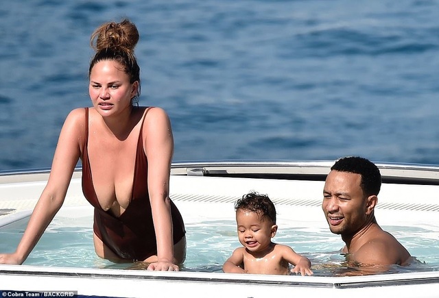 Chrissy Teigen khoe ngực gợi cảm trong kỳ nghỉ tại Ý - 4 Chrissy Teigen khoe ngực gợi cảm trong kỳ nghỉ tại Ý - 4