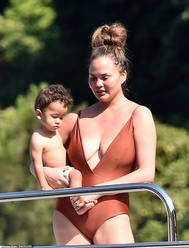 Chrissy Teigen khoe ngực gợi cảm trong kỳ nghỉ tại Ý - 7 Chrissy Teigen khoe ngực gợi cảm trong kỳ nghỉ tại Ý - 7