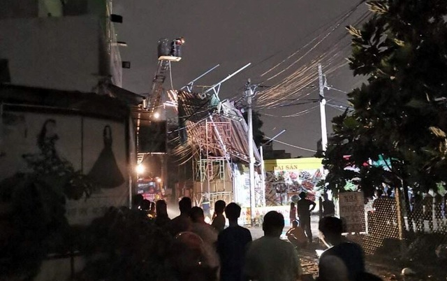 Mưa giông lớn gây hàng loạt sự cố ở Sài Gòn - 2 Mưa giông lớn gây hàng loạt sự cố ở Sài Gòn - 2