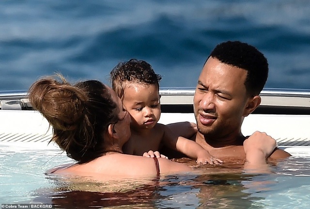 Chrissy Teigen khoe ngực gợi cảm trong kỳ nghỉ tại Ý - 2 Chrissy Teigen khoe ngực gợi cảm trong kỳ nghỉ tại Ý - 2