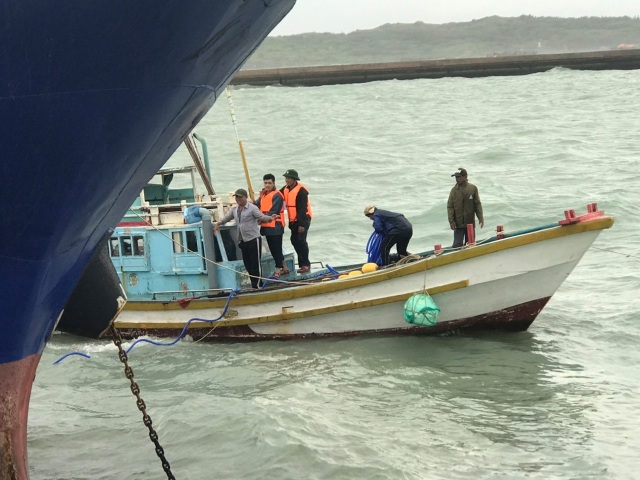 Sóng to gió lớn gây khó khăn cho công tác giải cứu tàu chở dầu bị chìm - 1 Sóng to gió lớn gây khó khăn cho công tác giải cứu tàu chở dầu bị chìm - 1