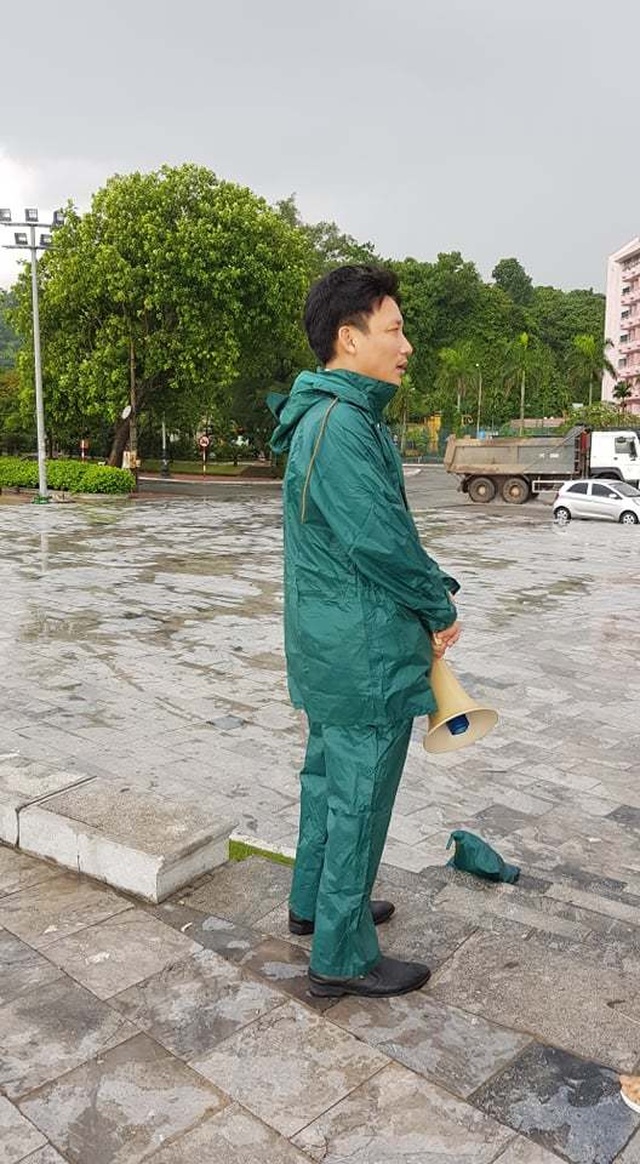Bất chấp sóng to, nhiều du khách ra bờ biển Đồ Sơn đùa giỡn, chụp ảnh - 4 Bất chấp sóng to, nhiều du khách ra bờ biển Đồ Sơn đùa giỡn, chụp ảnh - 4