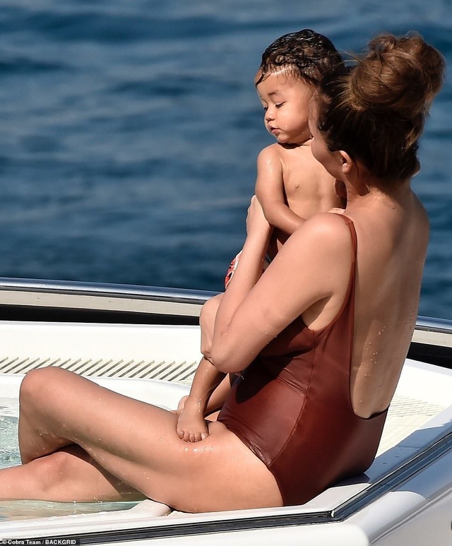 Chrissy Teigen khoe ngực gợi cảm trong kỳ nghỉ tại Ý - 5 Chrissy Teigen khoe ngực gợi cảm trong kỳ nghỉ tại Ý - 5