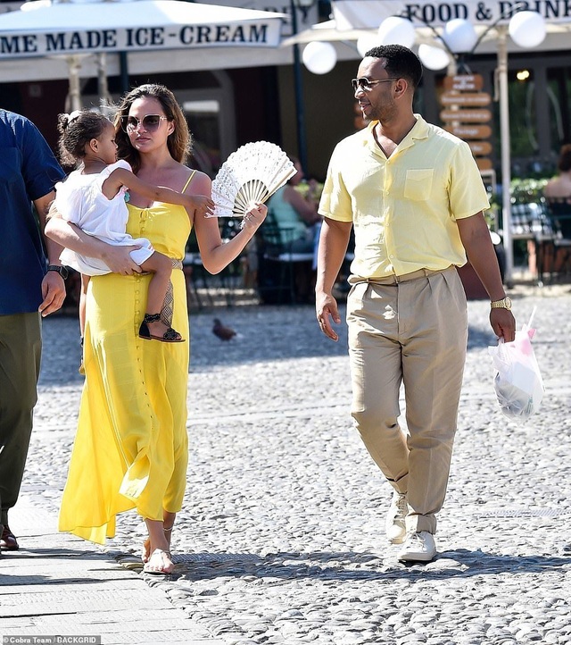 Chrissy Teigen khoe ngực gợi cảm trong kỳ nghỉ tại Ý - 9 Chrissy Teigen khoe ngực gợi cảm trong kỳ nghỉ tại Ý - 9