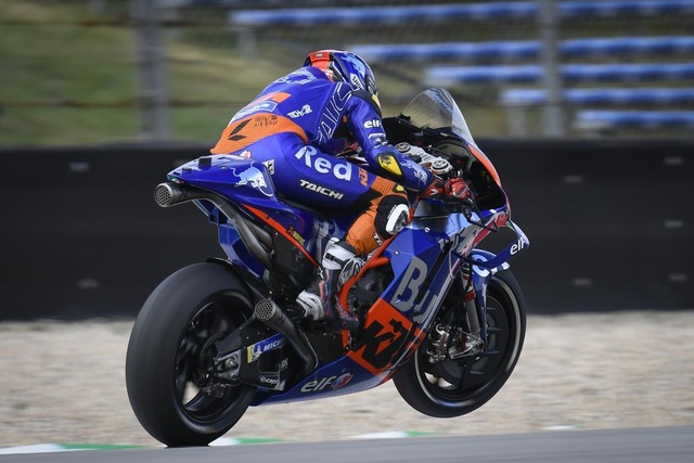 Chặng 8 MotoGP 2019: Vinales đánh bại Marquez để có chiến thắng chặng đầu tiên - 12