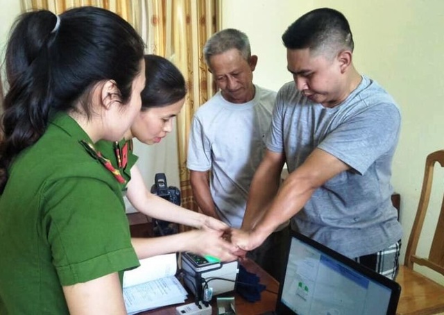 Cán bộ công an đến tận nhà cấp thẻ căn cước công dân cho người già - 1 Cán bộ công an đến tận nhà cấp thẻ căn cước công dân cho người già - 1